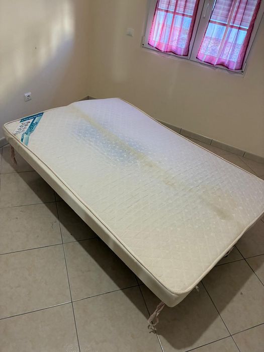 Cama dobrável com colchão