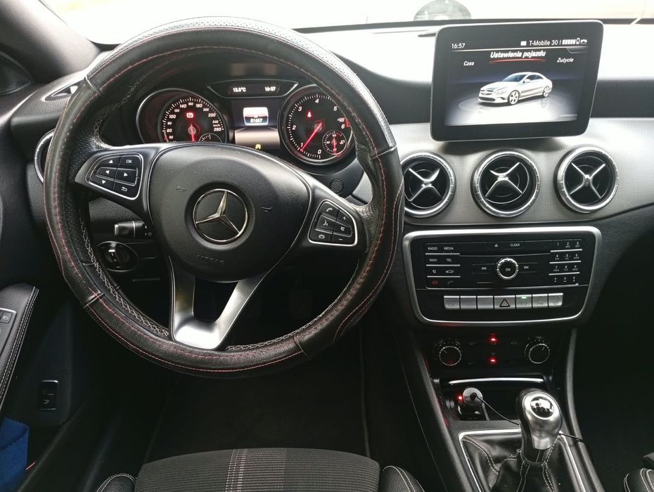 Mercedes-Benz CLA MERCEDES-BENZ CLA – Elegancki sedan z 2017 roku
