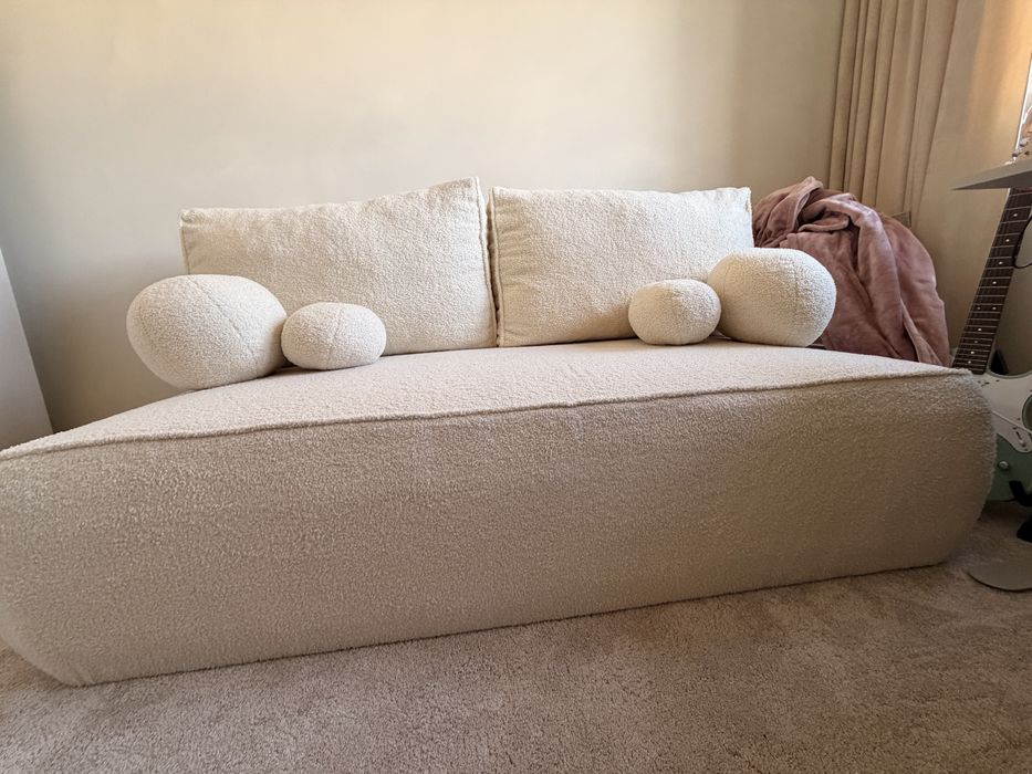 Sofa w IDEALNYM stanie BOUCLE z funkcja spania
