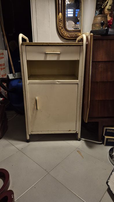 Par de mesinhas de cabeceira vintage