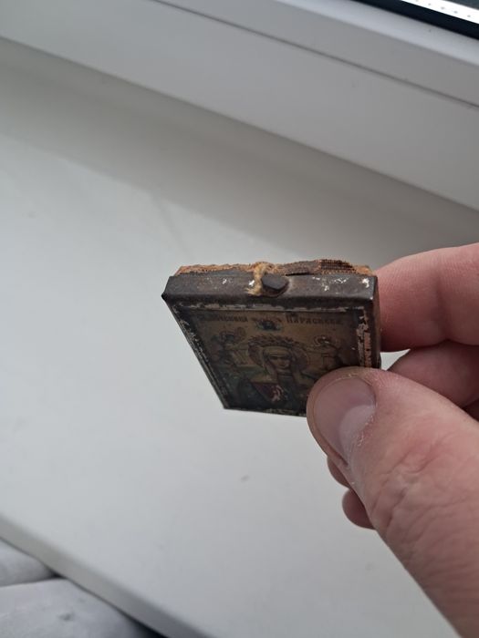 Икона старинная, в хорошем состоянии, 5×4см.