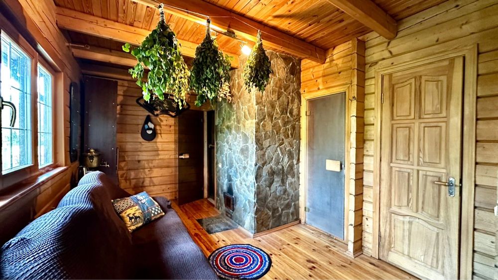 Продаж еко будинку з власним озером та соснами на території