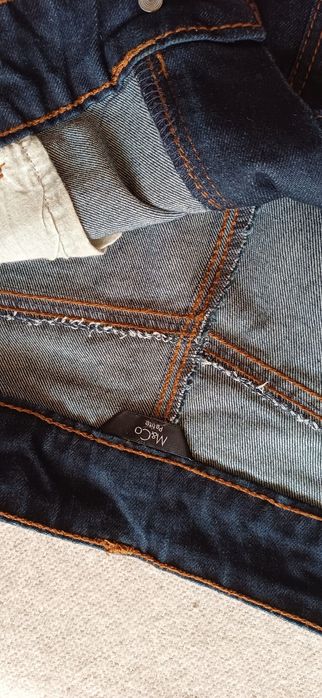 Джинси темно сині.