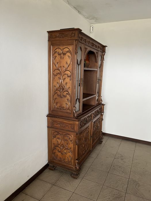 Armario trabalhado em madeira bem conservado ( 192x133x5e sem defeitos