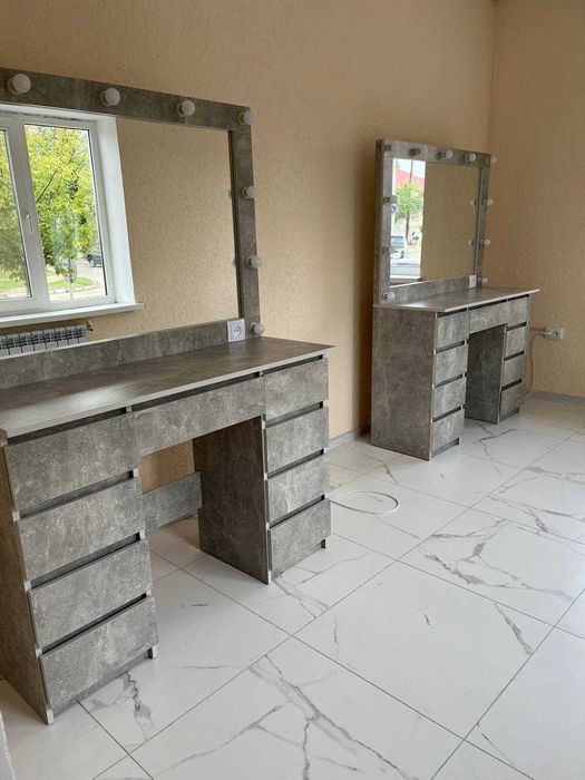 Туалетный столик, бьюти столик, макияжный. С подсветкой, с лампочками