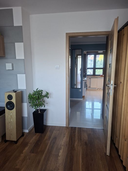 Jasne, dwustronne 2 pok. z osobną kuchnią i AGD | Duży balkon 10m² | Piwnica 7m² | Kraków, ul. por. Halszki