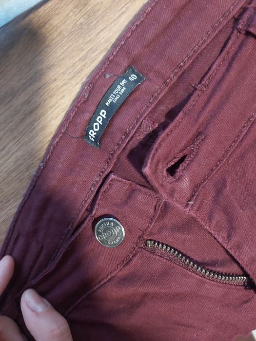 Spodnie damskie ozdobne zameczki na nogawkach i kieszeniach Cropp