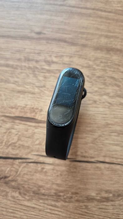 Mi band 4 używany z kablem do ładowania i nieoryginalnym paskiem