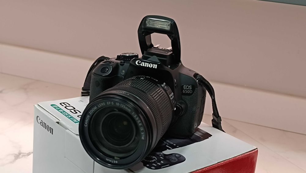 Фотокамера Canon EOS 650D KIT EF-S 18-135 мм f/3,5-5,6 IS STM