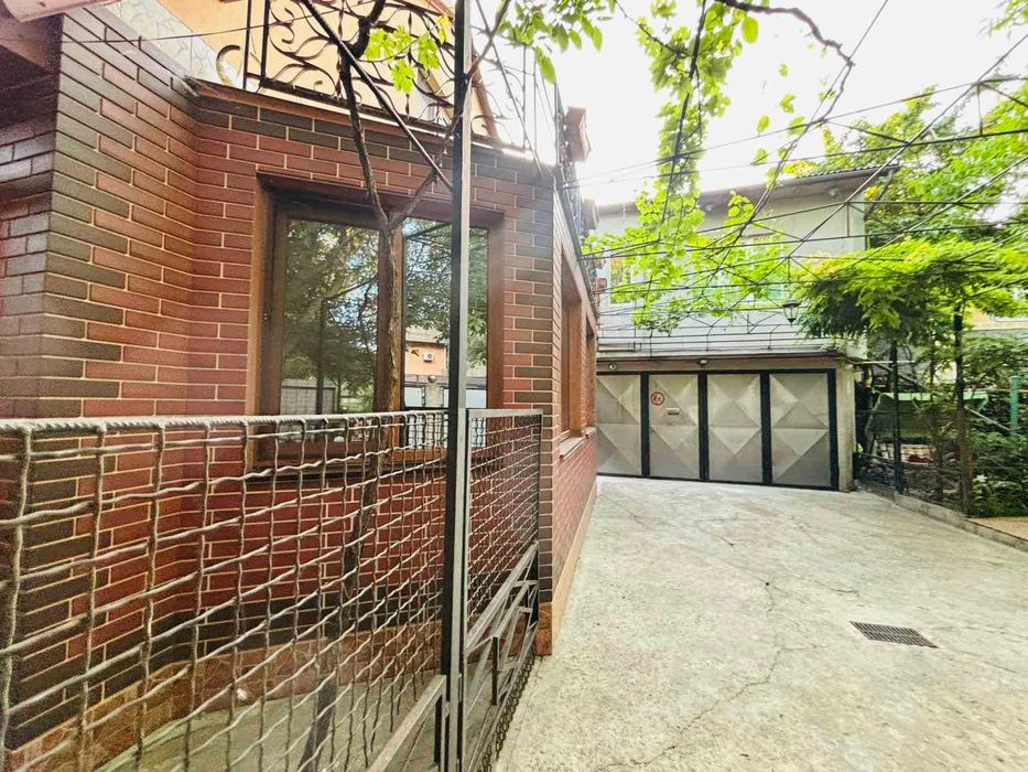 Дом  в центре возле парка + гот. бизнес Участок 6 соток! Торг.