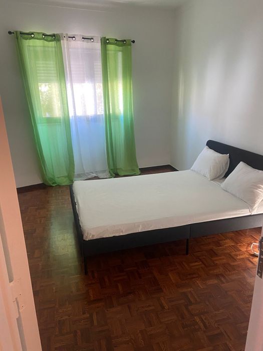 Quarto mobilado 340 €  a 6 minutos da estação de entroncamento