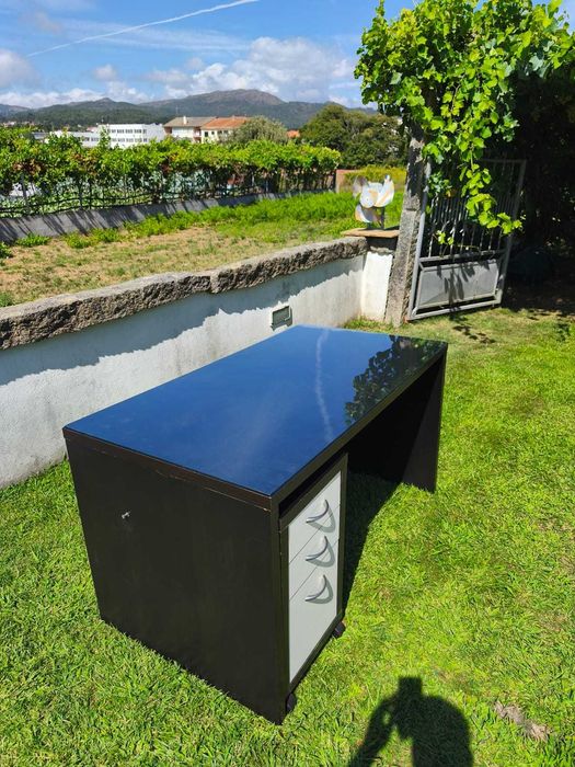 Secretária com tampo em vidro + móvel de apoio com gavetas