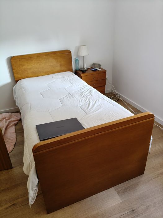 Quarto de solteiro em Madeira maciça