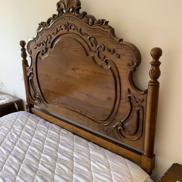 Cama de Casal em Madeira Entalhada / Rústica + 2 Mesas de Cabeceira