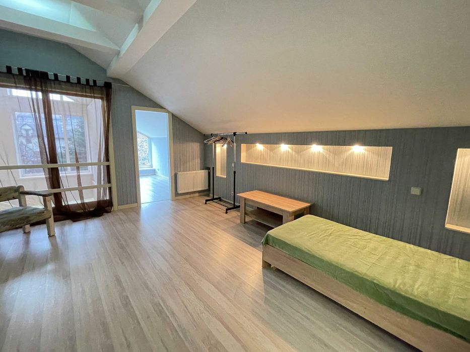 Будинок з ремонтом  на ділянці 18 соток в центральній частині Бучі