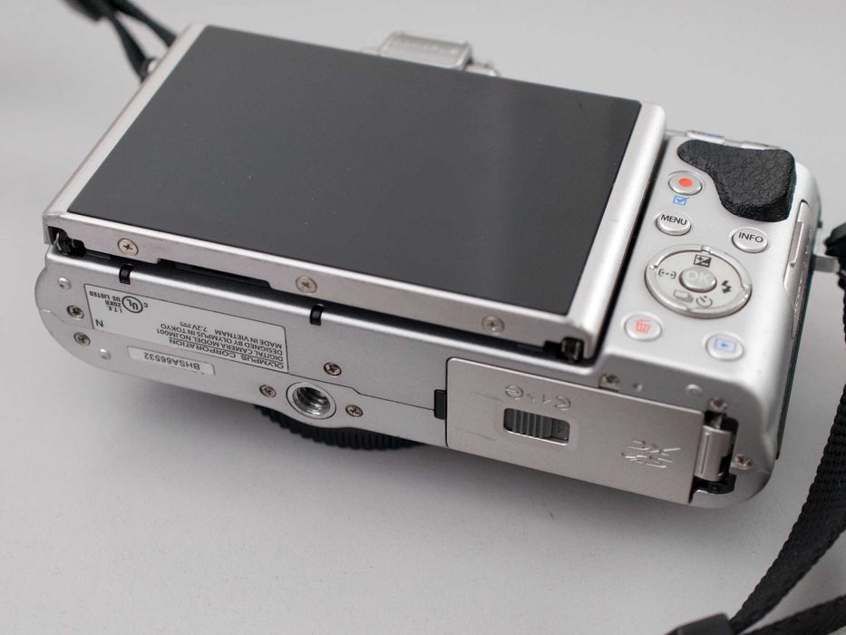 Olympus PEN E-PL8 16.1MP (Body + Flash + Extra Battery + Charger)64584326958977124