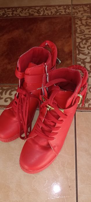 Sprzedam buty damskie czerwone