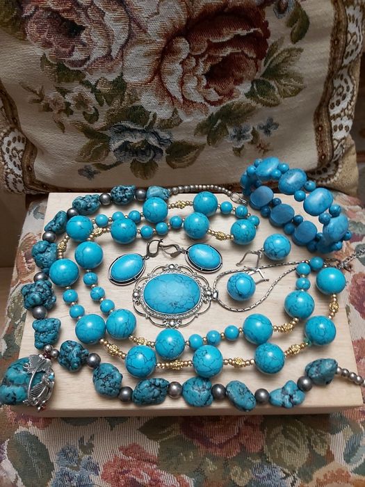 Украшения из натуральных камней и бижутерия. Кольца,бусы,колье, кулоны