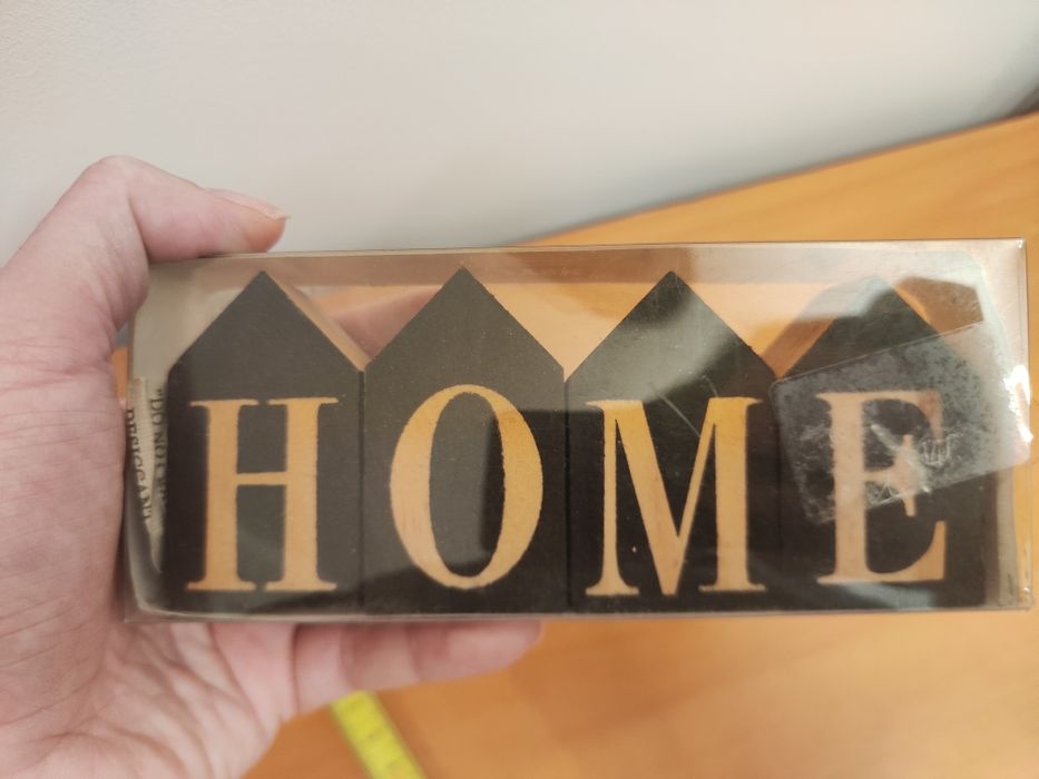 Drewniane domki z napisami HOME/LOVE