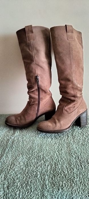 Botas de cano alto em bom estado