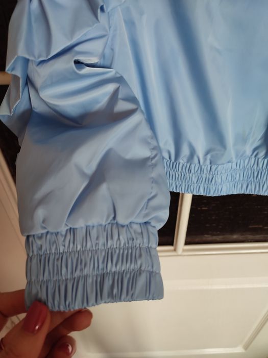 Блакитна куртка вітрівка на дівчинку 4/5 років