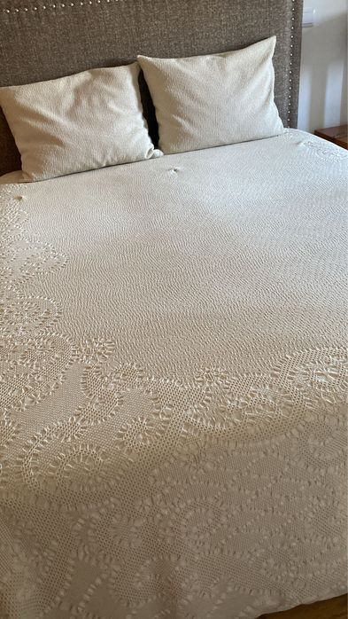 Colcha com renda de cama de casal
