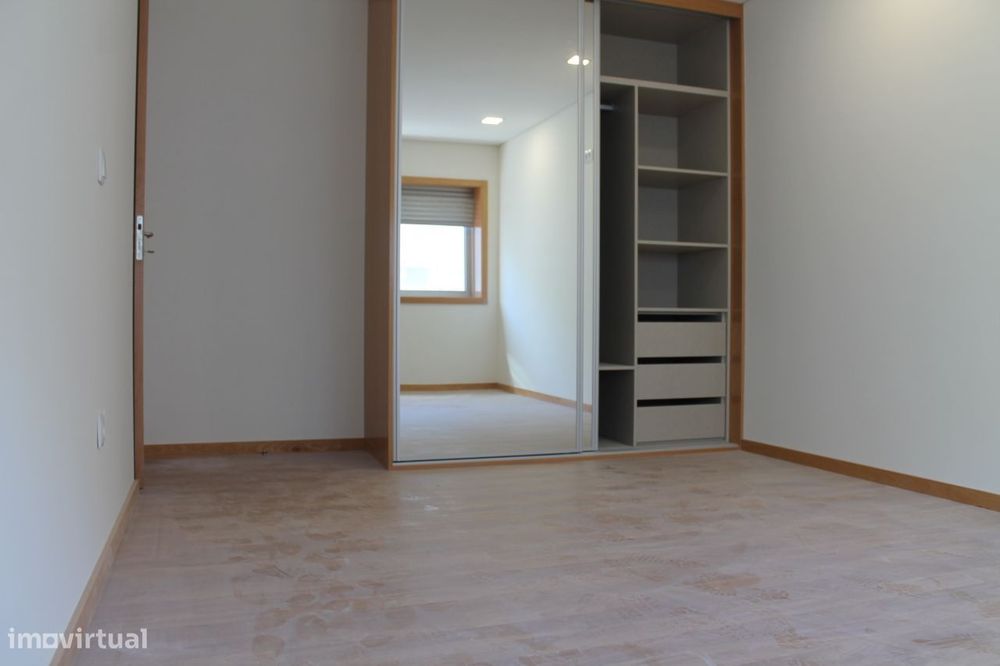 T3 grande com garagem para 2 carros