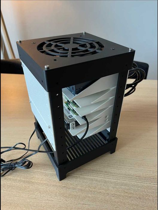 Mini Modular Home Server Rack – модульна міні-стійка для серверу