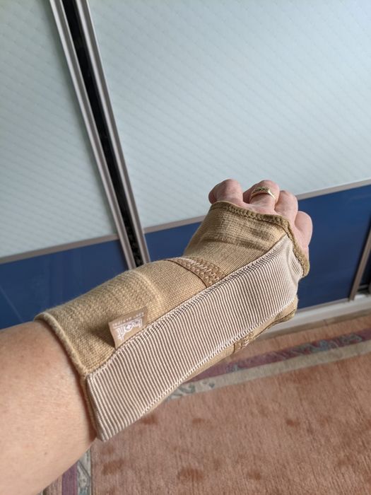 oferta do 2.01   Bandaż usztywniajacy na lewą rękę .terapia.