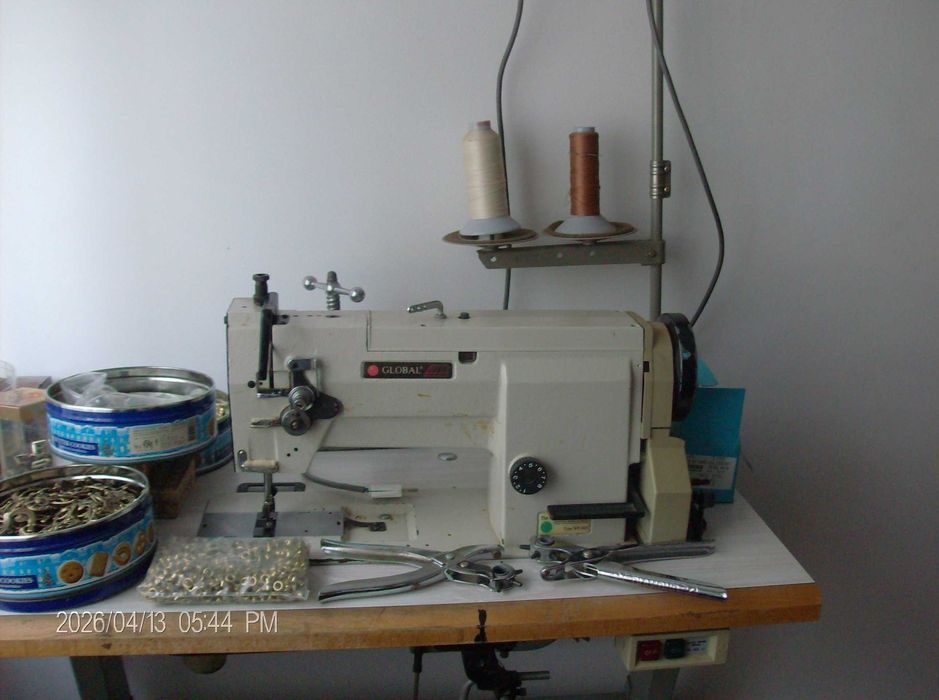 Maquina de costura marca global elétrica triplo arrasto