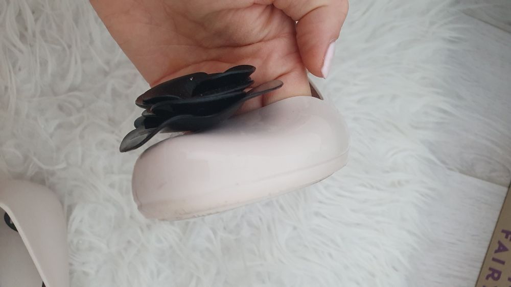 Buty Melissa 38 beżowe z czarnym kwiatem