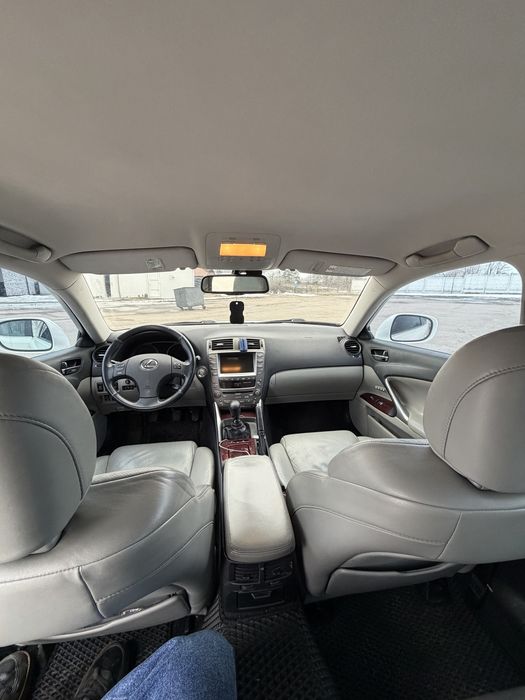 Продам Lexus is 220d