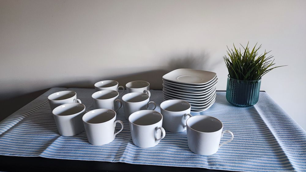 Conjunto lindíssimo de extrema qualidade em branco 10 chávenas e pires