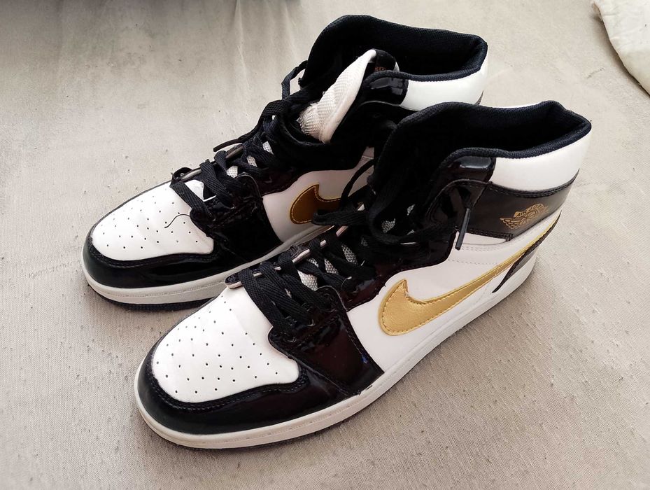 Nike Air Jordan 1 Mid Patent Black White Gold. 42