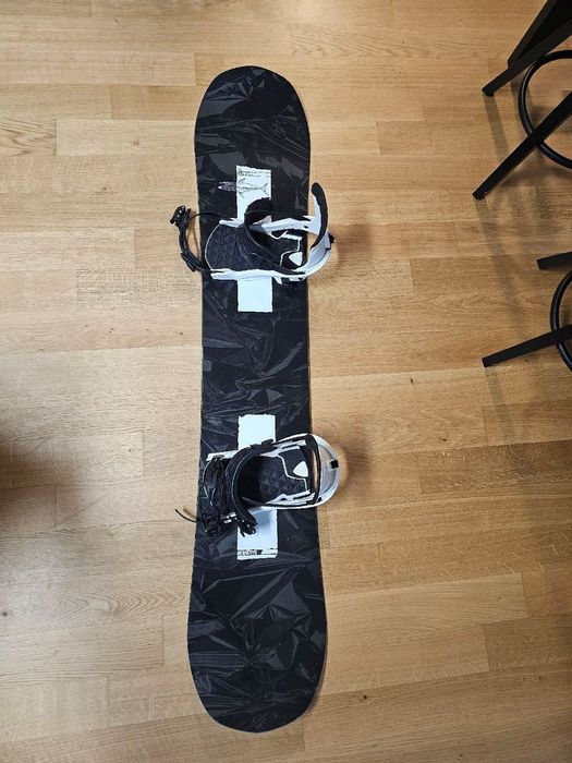 Snowboard deska Salomon z wiązaniami