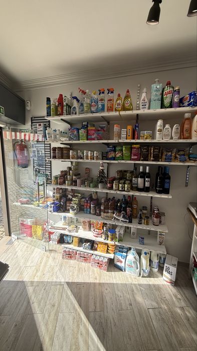 Prateleiras e caixas de fruta e legumes com suporte de parede vintage