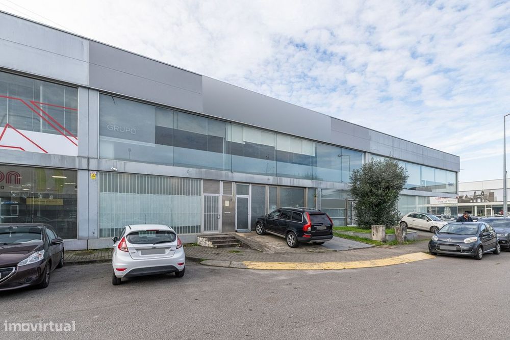 Armazém no Centro Empresarial de  Ferreiros