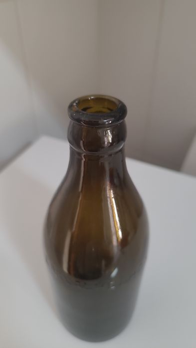 Garrafa de vidro gravada em alto relevo da marca (CARVALHELHOS)