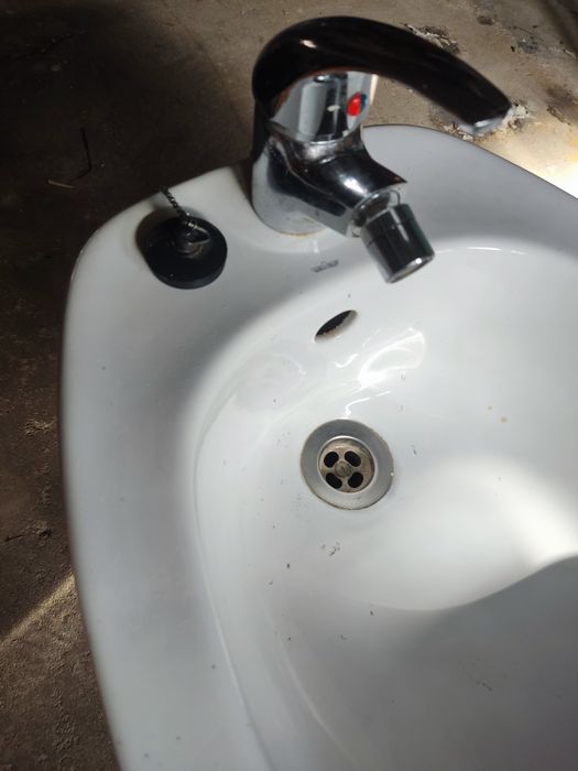 Bidé branco com torneira