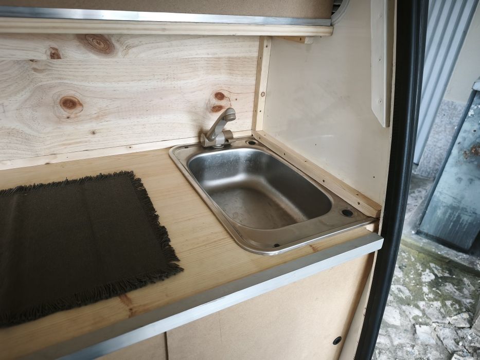 Mini caravana com tenda e sistema offgrid
