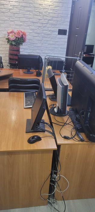 Продам столы , шкафи,  мониторы , стиралку и посудумоечн машины