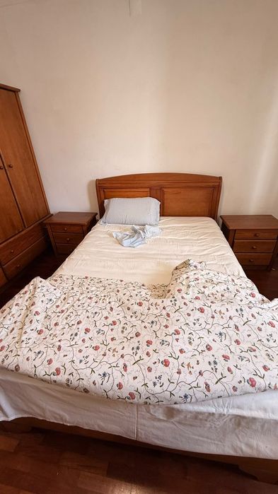 Cama completa + mesas de cabeceira