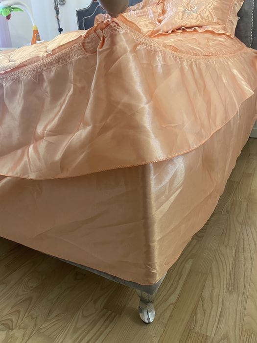 Narzuta ozdobna na łóżko 140 cm falbany