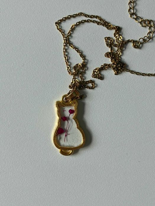 Złoty naszyjnik z kotem gipsówka