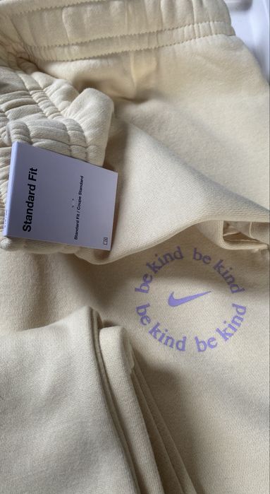 Nowe żółte spodnie Nike, rozmiar S, Standard Fit, z metką!