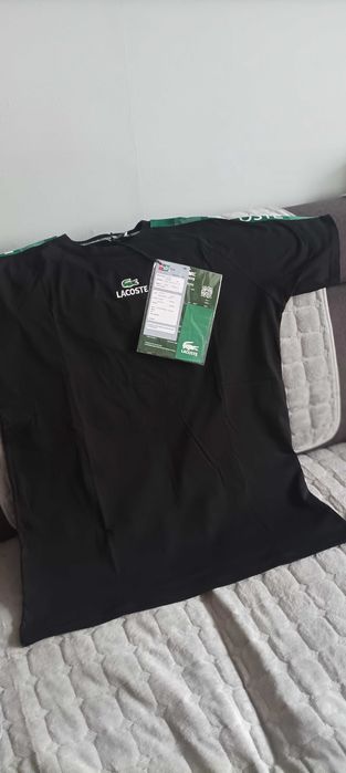 Koszulka damska czarna  z zielonym dodatkiem Lacoste.