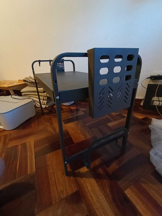 Estante de metal retrátil e expansível com itens - para cozinha