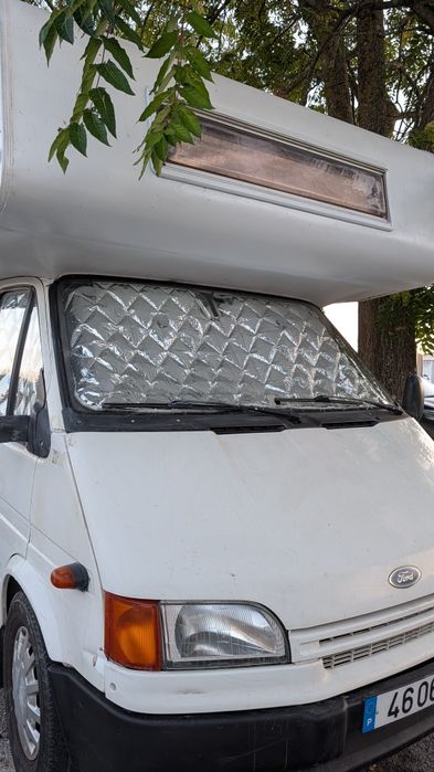 Autocaravana com 4 lugares na cabine e três portas