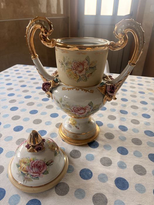 Peça em porcelana com cerca de 100 anos