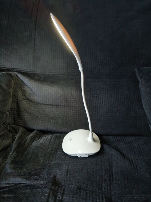 Lampka biurkowa LED przenośna